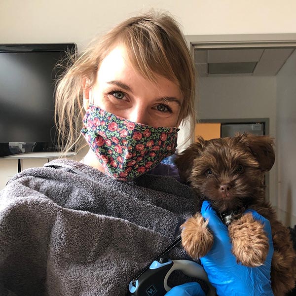 Ann Hill com um cachorrinho na clínica de castração