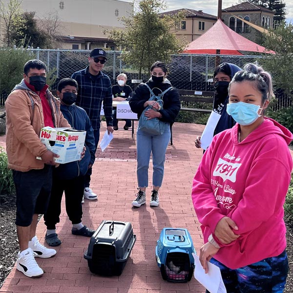 Personas en la clínica de esterilización/castración de Healdsburg