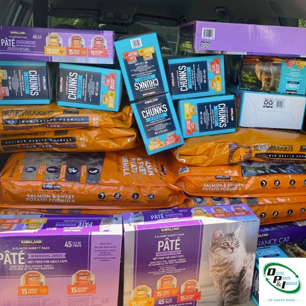 Una donación muy generosa de Digital Prints & Imaging de 240 libras de alimento seco y 540 latas de comida para gatos.