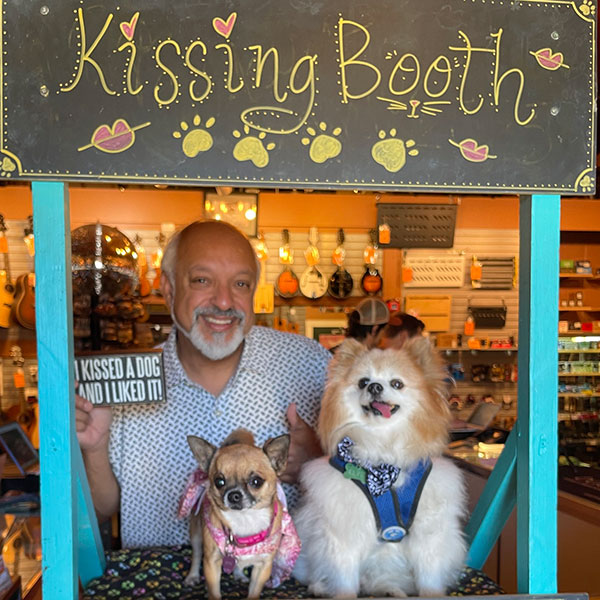 I cani di l'HSSC Kissing Booth Bebe è Elvis à u Loud and Clear re-string fundraiser