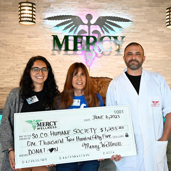 Mercy Wellness presenta un cheque a Humane Society of Sonoma County por $1255.00