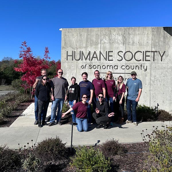 Ekipa montażowa pomagająca przy projektach w kampusie Humane Society of Sonoma County w Healdsburgu