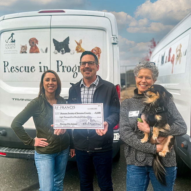 St. Francis Winery überreicht seine Spende an Priscilla Locke von der Humane Society of Sonoma County